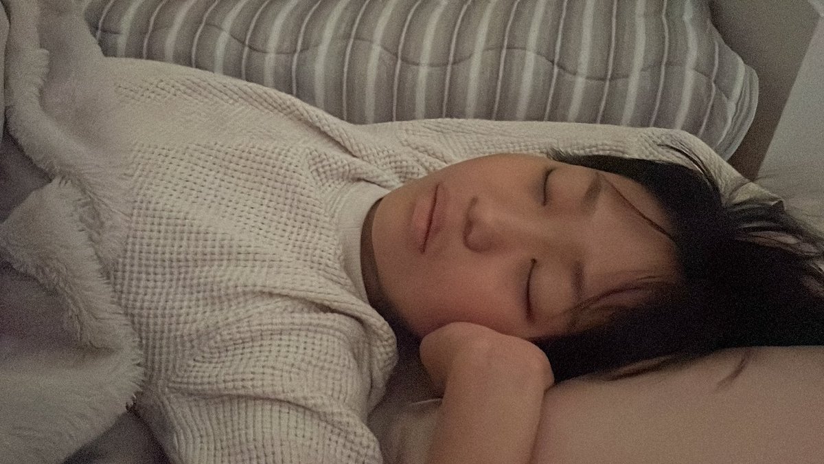 ms2t0207's tweet photo. たまには子供と寝るのもいいね😴
自分の部屋があるから一緒に寝ることも少ないけど寝顔見ると怒りすぎたなーとか
明日も頑張ろって気になる🥺 https://t.co/6ds2tmM0ud