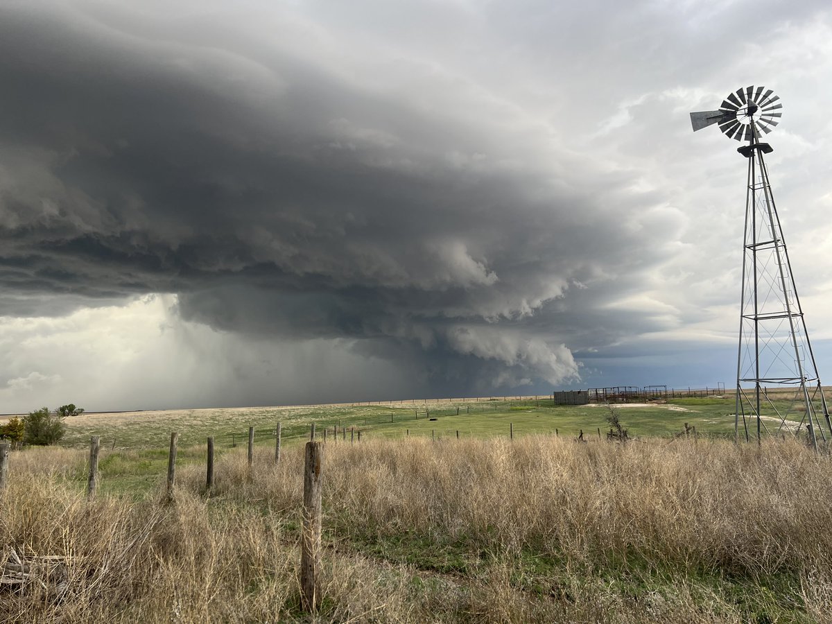 kylenescott's tweet photo. Clouds got to looking kinda mean northeast of us about 750 tonight. #kswx https://t.co/Aj68boluaW