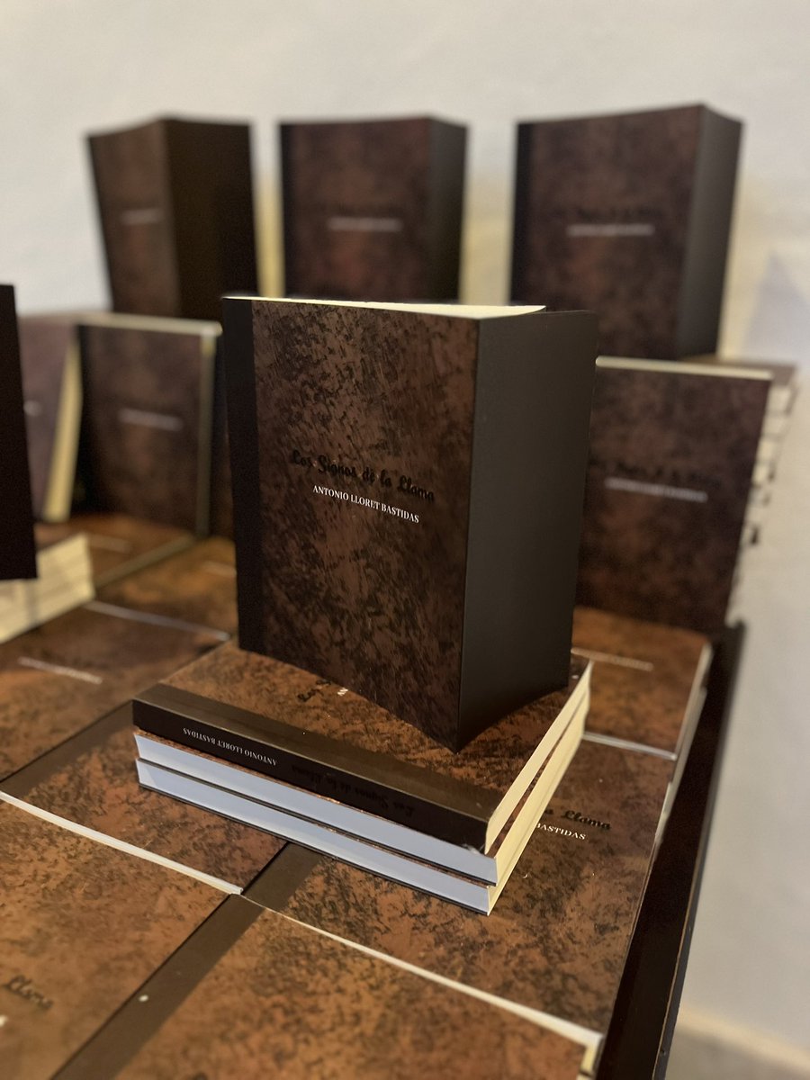 Una noche para celebrar la literatura cuencana 📖✨
Presentamos Los signos de la llama, obra inédita de Antonio Lloret Bastidas, ahora parte del catálogo de la #EditorialMunicipal.

#CulturaCuenca #CaminoALaFIL #CuencaLee