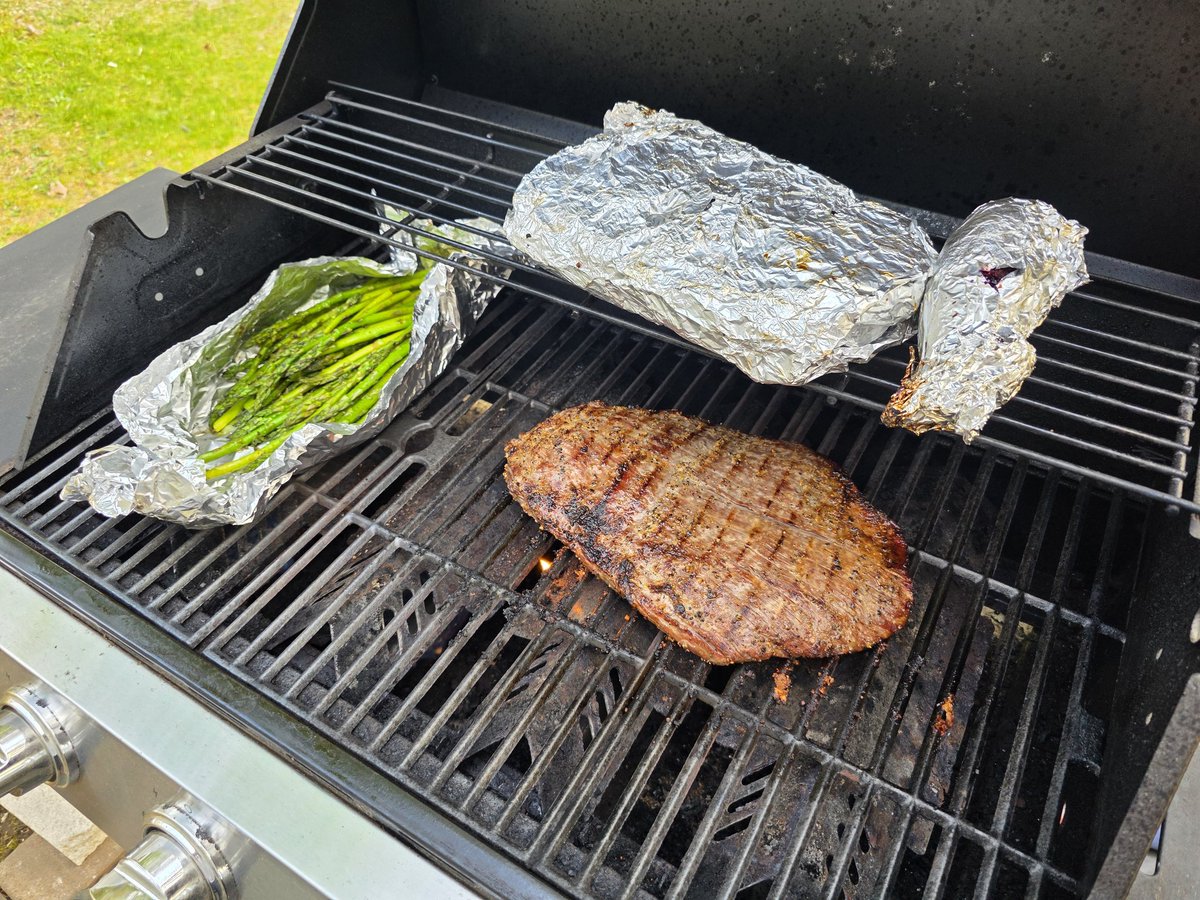 Elder_Gamesman's tweet image. It was the first grilling of the season!

Steak, potatoes, and asparagus 😊

Steak could've been a but redder but otherwise, it was all amazing!