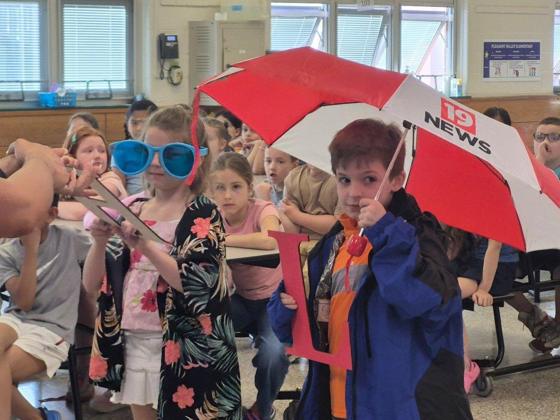 Thank you to Meteorologist <a href="/KellyDWeather/">Kelly Dobeck ☀️</a> for visiting our 2nd grade stars today!! 🌤️🌤️