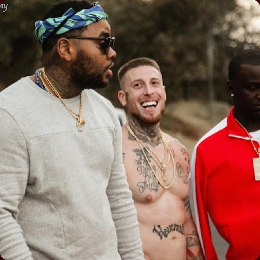 tcline9X's tweet photo. @bezzbelieveusa look at @iamkevingates the way them white women look at @lebro https://t.co/YrKjoLb2Sb