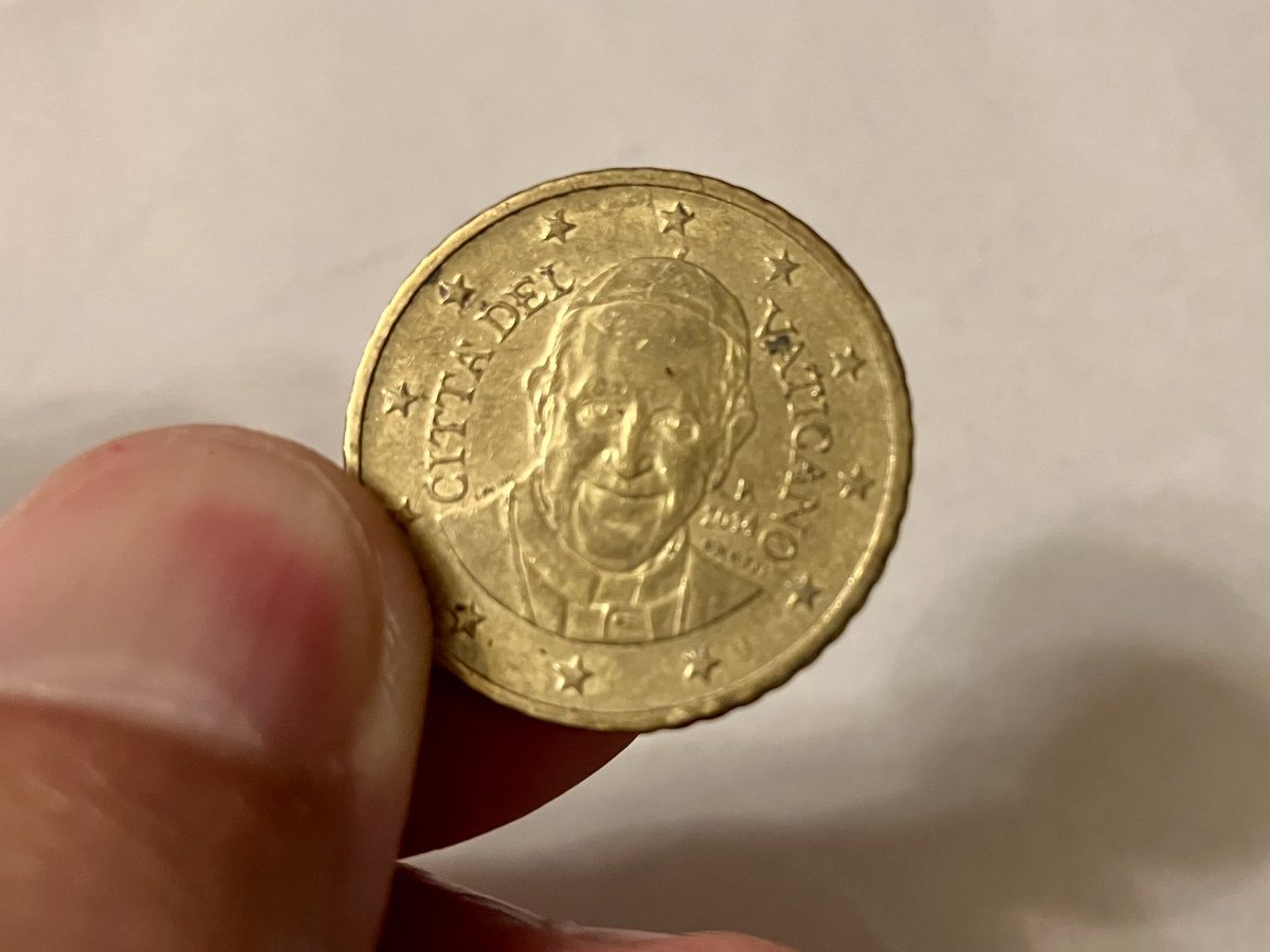 ローマを旅した際、土産物店でお釣りにもらった50セント硬貨。単一通貨€ですが、硬貨裏側の図柄は国ごとに違い、バチカンのそれには亡くなった教皇  ＃フランシスコ が刻まれています。世界最小の国家であるため発行枚数は極端に少なく、お店の方に「大事にとっておき ...