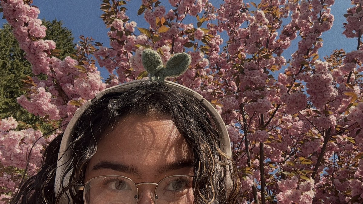 the first time it happened i thought the crow just had poor spatial awareness. the second time when my headphones flew off i knew the crow was dive bombing to get this little sprout!!!!🌱
