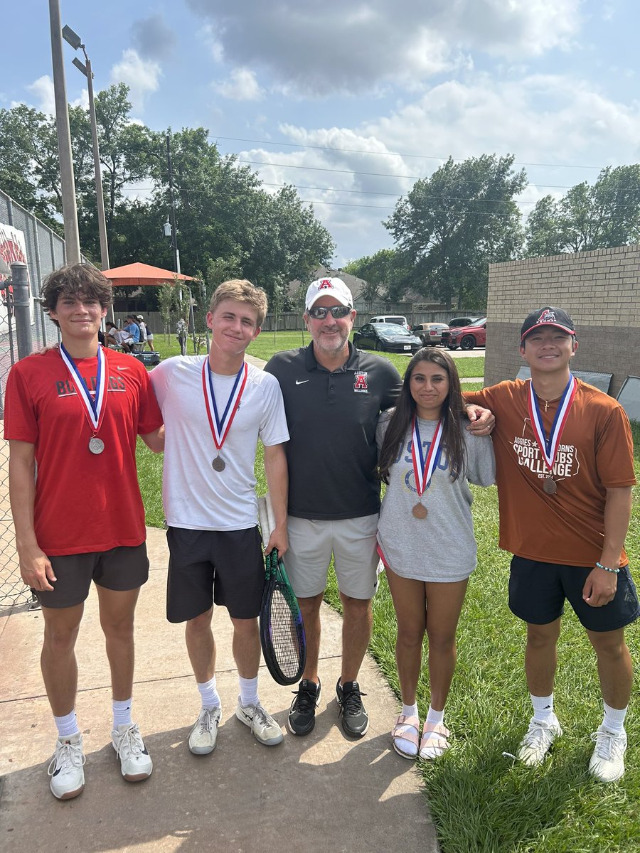 Boys dubs Said Bennaji and Ethan Thrower qualify for regionals again with a 6-1, 6-2 rout of Clements. Mixed dubs Ishha Desai and Larkin Nguyen take home the bronze!