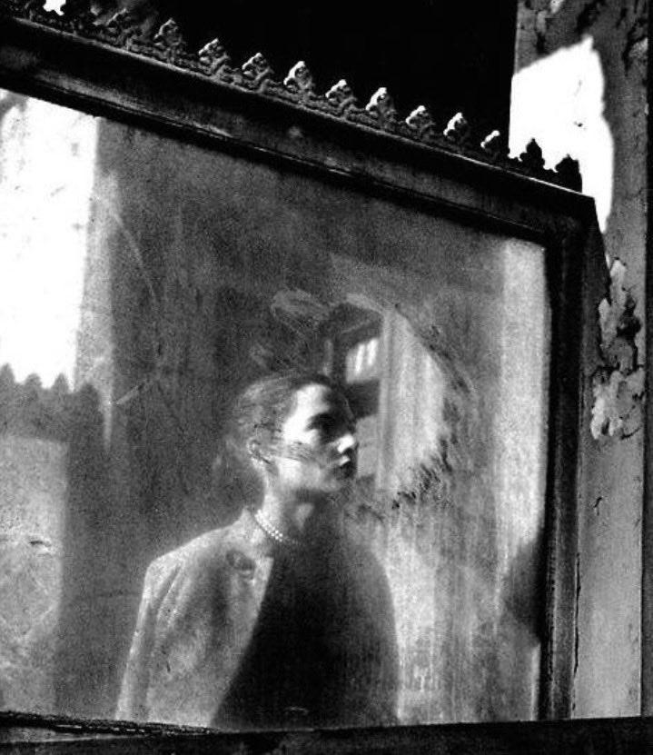 Bana baktın gözlerinle ıssız ufka dek
Anılardan yıkanmış gözlerinle
Bana baktın saf unutuş olan gözlerinle
Bana baktın üzerinden belleğin
Başıboş nakaratlar üzerinden
Solmuş güller üzerinden
Aldanmış mutluluklar üzerinden
Yürürlükten kalkmış günler üzerinden
…..
~L Aragon~