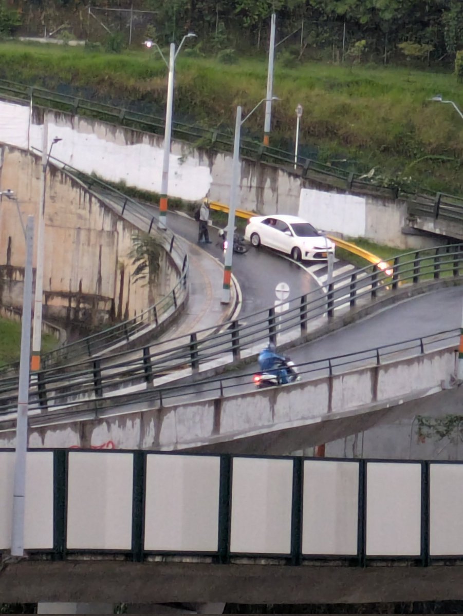 CamiloSuarez5's tweet photo. @DenunciasAntio2 @AlcaldiaEnv
Otra vez! Y seguirá pasando porq la alcaldía ignora este peligro en la vía! Otro motociclista se cae en el intercambio nuevo de la loma la esmeraldal. Siempre que llueve se caen, pero hasta que haya muertos, ni se mosquean https://t.co/yp7A5G6Xpj