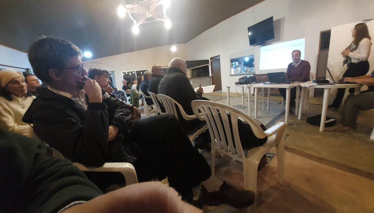 #AHORA; <a href="/PlanAgro/">Plan Agropecuario</a> con <a href="/MGAPUruguay/">MGAP</a> @gusmanya en la Mesa de Desarrollo Rural del Noreste de Canelones en Piedras de Afilar.
La Sociedad de Fomento Rural PI.CA.SO. presenta las actividades que han llevado adelante y nos reciben en su nueva sede.