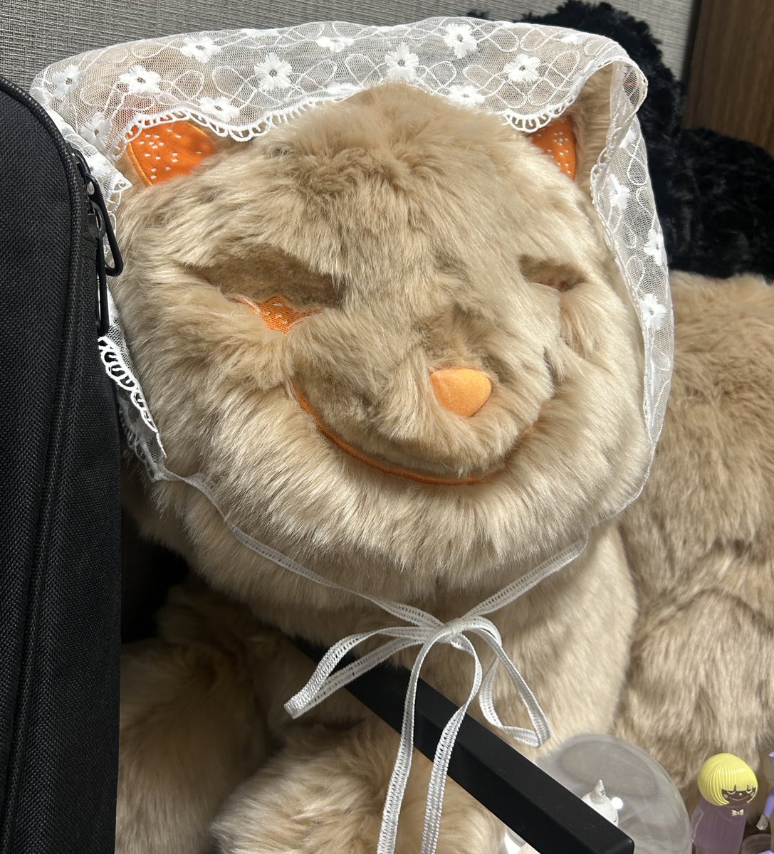 うちのリイシューねこたんにバブーシュカつけてみたらちょっとおばあちゃん味強くなっちゃった笑