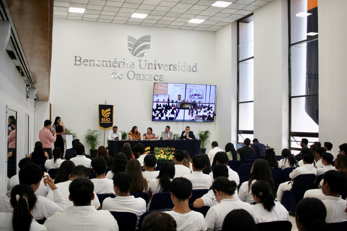 CeliaMayaGar's tweet photo. Gracias de corazón a la comunidad de la @BuoUniversidad por recibirme con tanta calidez y atención.
Fue un honor compartir reflexiones sobre el Tribunal de Disciplina Judicial.
Me llevo el entusiasmo y la esperanza de una juventud crítica y consciente.
#CeliaMaya #BUO #Oaxaca https://t.co/cHN5E3kKxa
