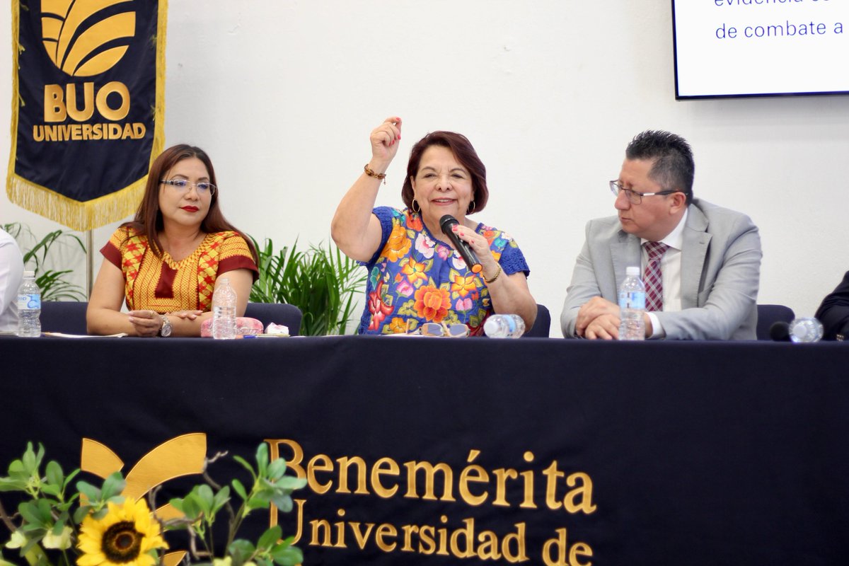 CeliaMayaGar's tweet photo. Gracias de corazón a la comunidad de la @BuoUniversidad por recibirme con tanta calidez y atención.
Fue un honor compartir reflexiones sobre el Tribunal de Disciplina Judicial.
Me llevo el entusiasmo y la esperanza de una juventud crítica y consciente.
#CeliaMaya #BUO #Oaxaca https://t.co/cHN5E3kKxa