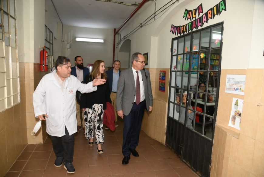 Paraguay recibirá un irradiador de tejidos autoblindado del Organismo Internacional de Energía Atómica (OIEA) para el Centro Nacional de Quemaduras y Cirugías Reconstructivas (CENQUER). El equipo permitirá esterilizar tejidos en 9 segundos con un 99,9% de eficacia. <a href="/msaludpy/">Ministerio de Salud</a>