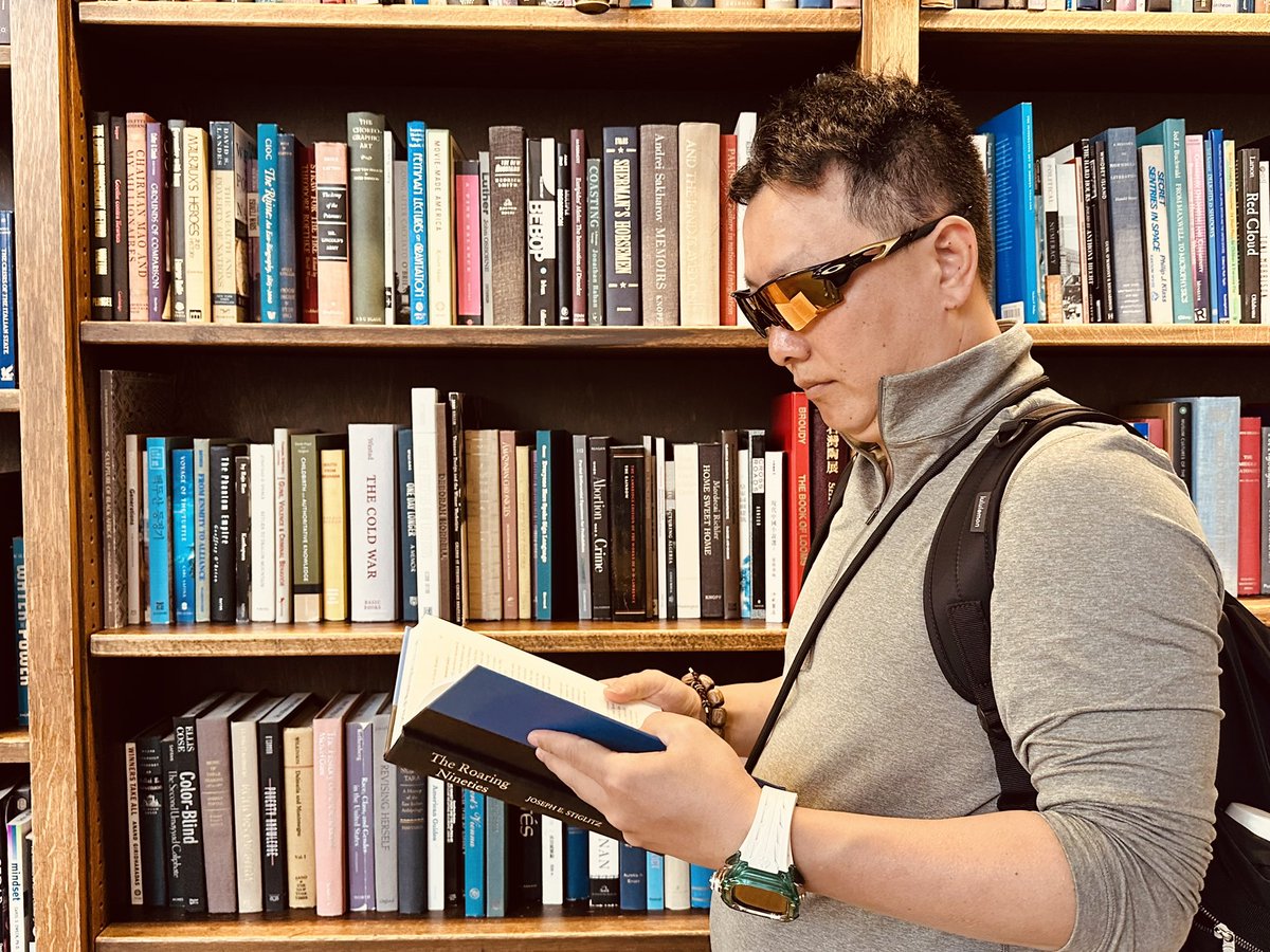 在华盛顿大学图书馆重温《咆哮的九十年代》：一个经济繁荣与泡沫并存的时代。
如今的加密世界，也正处在类似的历史回声中：繁荣背后是监管空白、市场狂热与技术颠覆。
我们，是新一代的见证者与推动者。

Re-reading The Roaring Nineties at the University of Washington Library — an era of