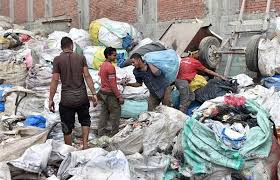 🌍  الثراء الحقيقي يكمن في القيم والمشاعر التي لا يمكن شراؤها بالمال..
 بعض الأثرياء قد يمتلكون الكثير من المال، لكنهم يفتقرون إلى السعادة والراحة النفسية.. بينما هناك من يملك القليل من المال، لكنه غني بالحب والرضا والسعادة والإيمان. 
القيم الإنسانية والمعنوية هي التي تصنع الثروة