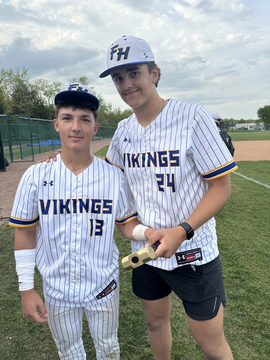LB giving hammer to Jake Brettschneider for his cg shutout.   #vikingbaseball