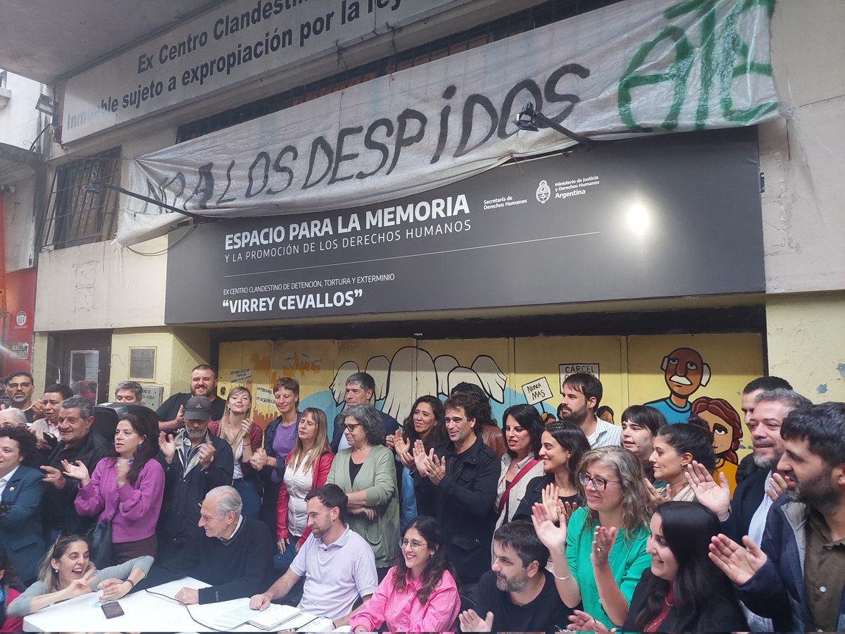 Hoy toca bancar a <a href="/Grito_delSur/">El Grito del Sur</a> el medio donde arranqué. Un medio popular y la voz de la zona sur de la Ciudad de Buenos Aires que hoy es amenazado con ser corrido del Espacio de Memoria de Virrey Cevallos. La LIBERTAD de expresión no se mancha, El Grito NO SE VA.