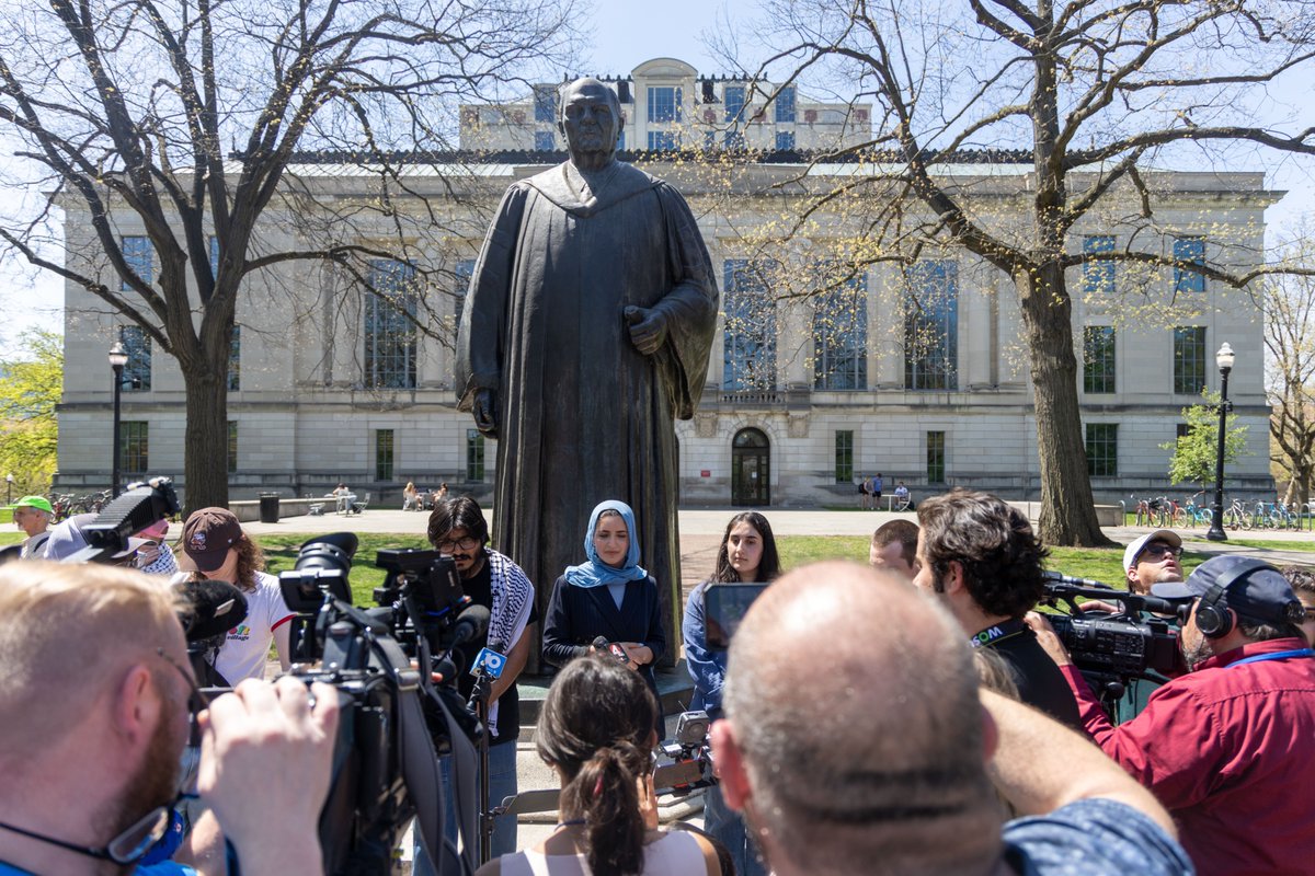 NEW: Two <a href="/OhioState/">Ohio State</a> students faced police action after a press conference outside Thompson Library, cited for violating space standards. One was detained, the other received a summons. 

via <a href="/noraigelnik/">Nora Igelnik</a> <a href="/reillyack/">Reilly Ackermann</a> and Lucy Lawler for <a href="/TheLantern/">The Lantern</a> thelantern.com/2025/04/sjp-st…