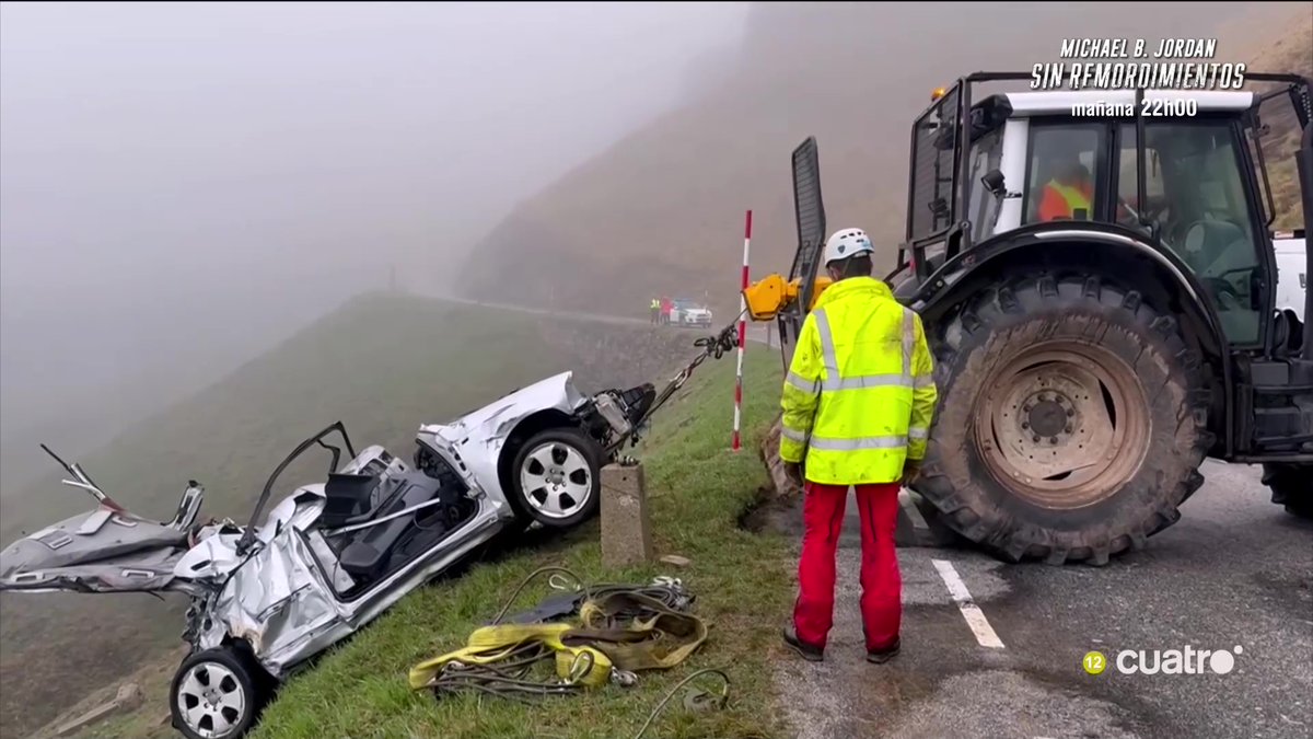 navedelmisterio's tweet photo. Ángel Gaitán @Angel_gaitan_of , junto a empresas, bomberos y particulares, se ha encargado de recuperar el coche accidentado en Lunada #Horizonte