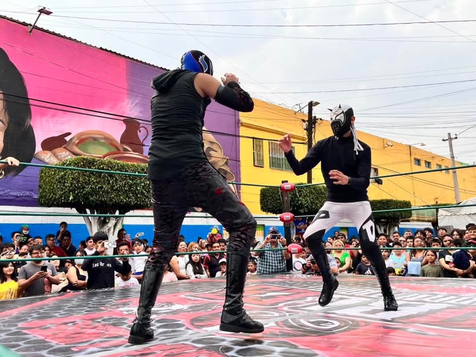 LaTijeraLucha's tweet image. Espectacularidad y potencia con los jóvenes de #PromocionesCocolores que abren la función del aniversario del Mercado Nezahualcóyotl, donde la tercia ruda de #PequeñoLaberinto, #DarkLudgia y #Eon caen ante #KingTalaxis, #PequeñoDiagonal y #MonstherExtreme, entre vuelos y castigos