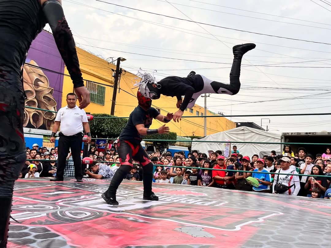 LaTijeraLucha's tweet image. Espectacularidad y potencia con los jóvenes de #PromocionesCocolores que abren la función del aniversario del Mercado Nezahualcóyotl, donde la tercia ruda de #PequeñoLaberinto, #DarkLudgia y #Eon caen ante #KingTalaxis, #PequeñoDiagonal y #MonstherExtreme, entre vuelos y castigos