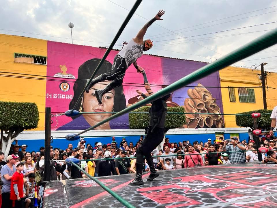 LaTijeraLucha's tweet image. Espectacularidad y potencia con los jóvenes de #PromocionesCocolores que abren la función del aniversario del Mercado Nezahualcóyotl, donde la tercia ruda de #PequeñoLaberinto, #DarkLudgia y #Eon caen ante #KingTalaxis, #PequeñoDiagonal y #MonstherExtreme, entre vuelos y castigos