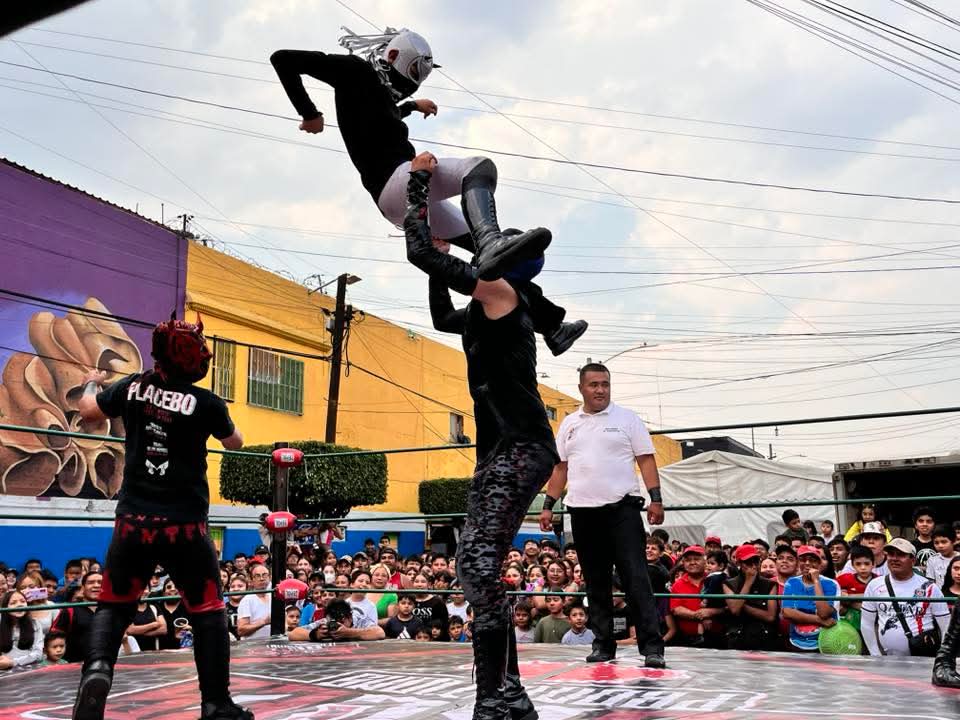 LaTijeraLucha's tweet image. Espectacularidad y potencia con los jóvenes de #PromocionesCocolores que abren la función del aniversario del Mercado Nezahualcóyotl, donde la tercia ruda de #PequeñoLaberinto, #DarkLudgia y #Eon caen ante #KingTalaxis, #PequeñoDiagonal y #MonstherExtreme, entre vuelos y castigos