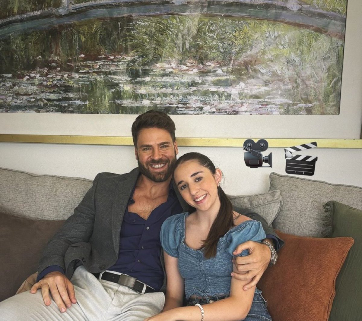 Linda noche para todos 🤗 Les dejo esta fotografía en donde vemos a <a href="/jorgelosaactor/">Jorge Losa</a> ⭐ con su compañera de grabación ⏺️ Disfrutando de los momentos detrás de escena 🎥