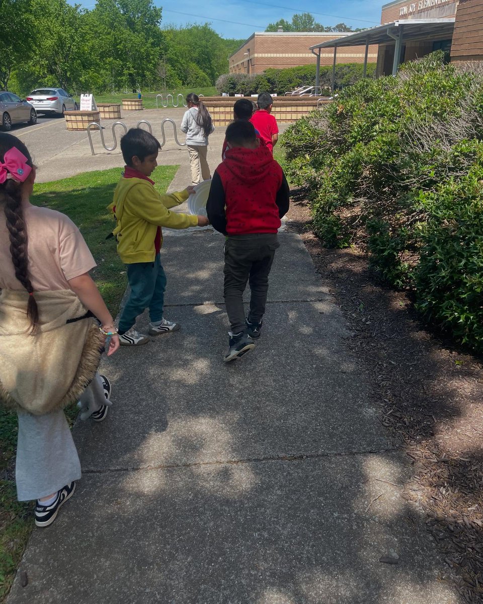 Tom Joy Digital Literacy and Leadership Magnet (@tomjoyelem) on Twitter photo Ms. Tomes’ 2nd graders picking up trash for earth day! <a href="/MetroSchools/">Metro Schools</a> <a href="/MNPS_Magnet/">MNPS MSAP MAGNET SCHOOLS</a> <a href="/MNPS_STEAM/">MNPS STEAM</a> Ms. Tomes’ 2nd graders picking up trash for earth day! <a href="/MetroSchools/">Metro Schools</a> <a href="/MNPS_Magnet/">MNPS MSAP MAGNET SCHOOLS</a> <a href="/MNPS_STEAM/">MNPS STEAM</a>