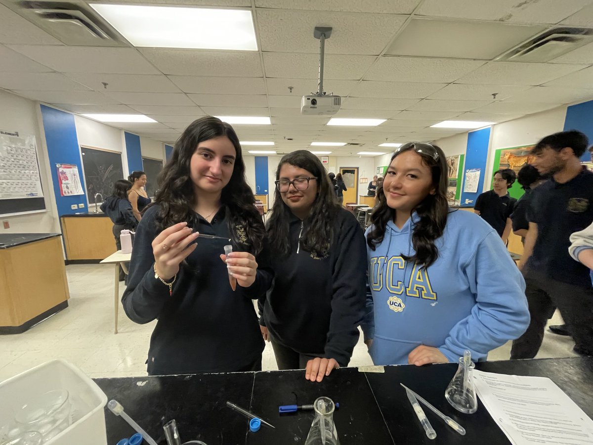 Extracting the DNA from strawberries with our year 1 IB bio candidates. 🍓🧬 #mpsjscience ⁦<a href="/MPSJ_TCDSB/">Michael Power/St. Joseph High School</a>⁩ ⁦<a href="/PowerIB/">MPSJIB</a>⁩