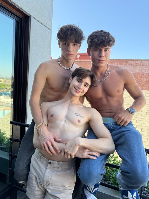 1 pic. Before &amp; After.  @svandyboys @DrakeVonXXX  https://t.co/PusRHsnZcw https://t.co/rwnELxpiz3<a class="tags" href="/tag/svandyboys">@svandyboys</a><a class="tags" href="/tag/drakevonxxx">@drakevonxxx</a>