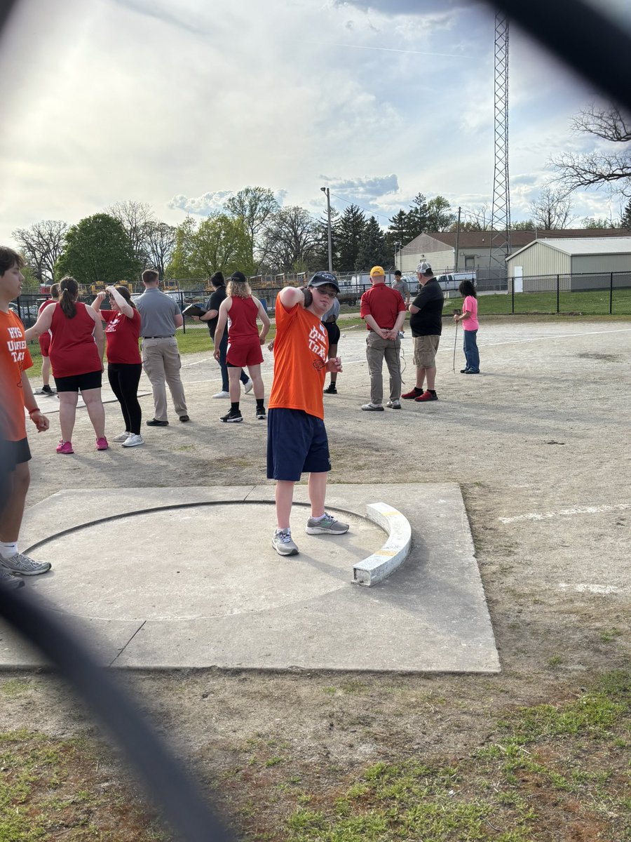 amandaroweHHS's tweet photo. First Unified meet of the season!! 🧡💙 @unifiedtrackHHS https://t.co/gQPgVbo7vD