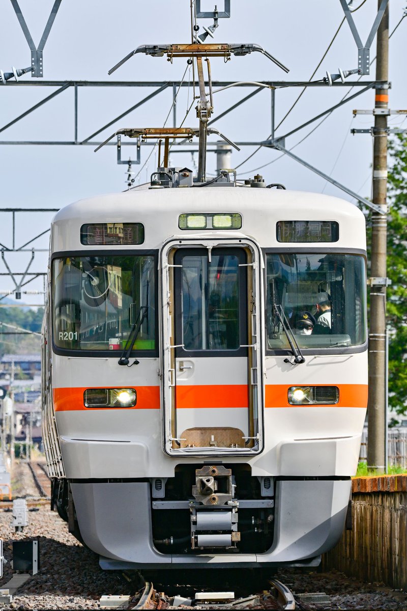 飯田線・北殿駅。 伊那福岡行では初運用の313系1300番台R201編成