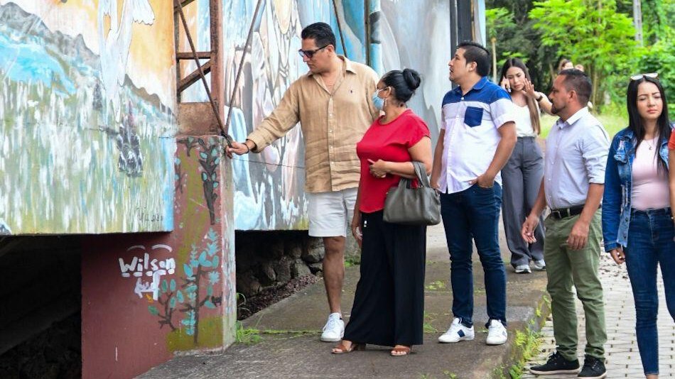 CGGalapagos's tweet photo. El presidente del Consejo de Gobierno de Galápagos, Jimmy Bolaños, se reunió con Elvis Llerena, presidente de GAD Bellavista y Néstor Caiza, presidente de GAD Santa Rosa) para fortalecer la colaboración en proyectos que impulsen el desarrollo comunitario en ambas parroquias. https://t.co/ZBGiudOCAa