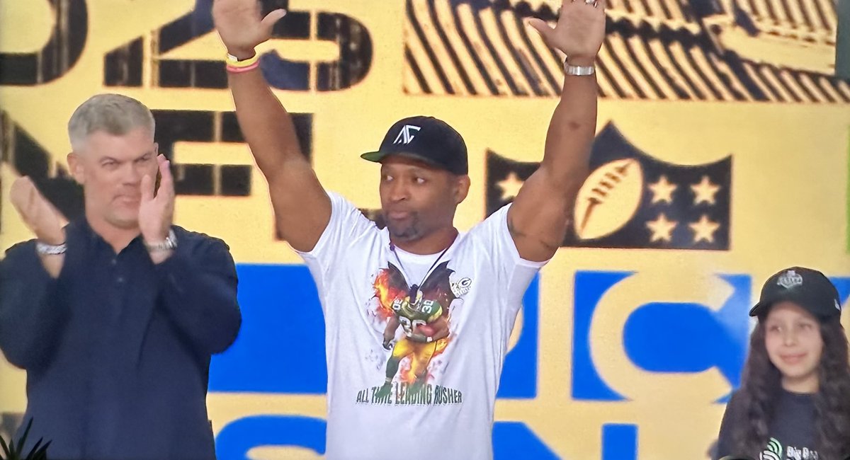 Ahman Green's Gamers Lounge (@ag_gamerslounge) on Twitter photo Check out <a href="/AhmanGreen30/">Ahman Green NFL legend/Head Coach/Gamer</a> on stage with <a href="/nflcommish/">Roger Goodell</a> at the #NFLDraft2025! Check out <a href="/AhmanGreen30/">Ahman Green NFL legend/Head Coach/Gamer</a> on stage with <a href="/nflcommish/">Roger Goodell</a> at the #NFLDraft2025!