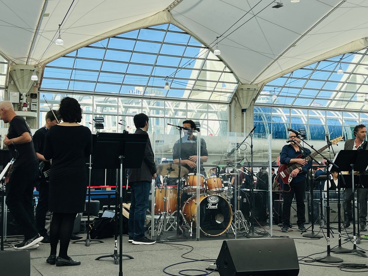 KTamirisaMD's tweet image. #HRS2025 
President's Welcome!! 
Starting with BAND! 
Our own @utedrow #womeninEP 
Is playing violin!! 
🎻 ❤️🫀⚡️

@gautamsand @AlySanchezMD @kcole_12 @netta_doc @DanielAlyeshmer @BrototoD 
&amp;amp; all!