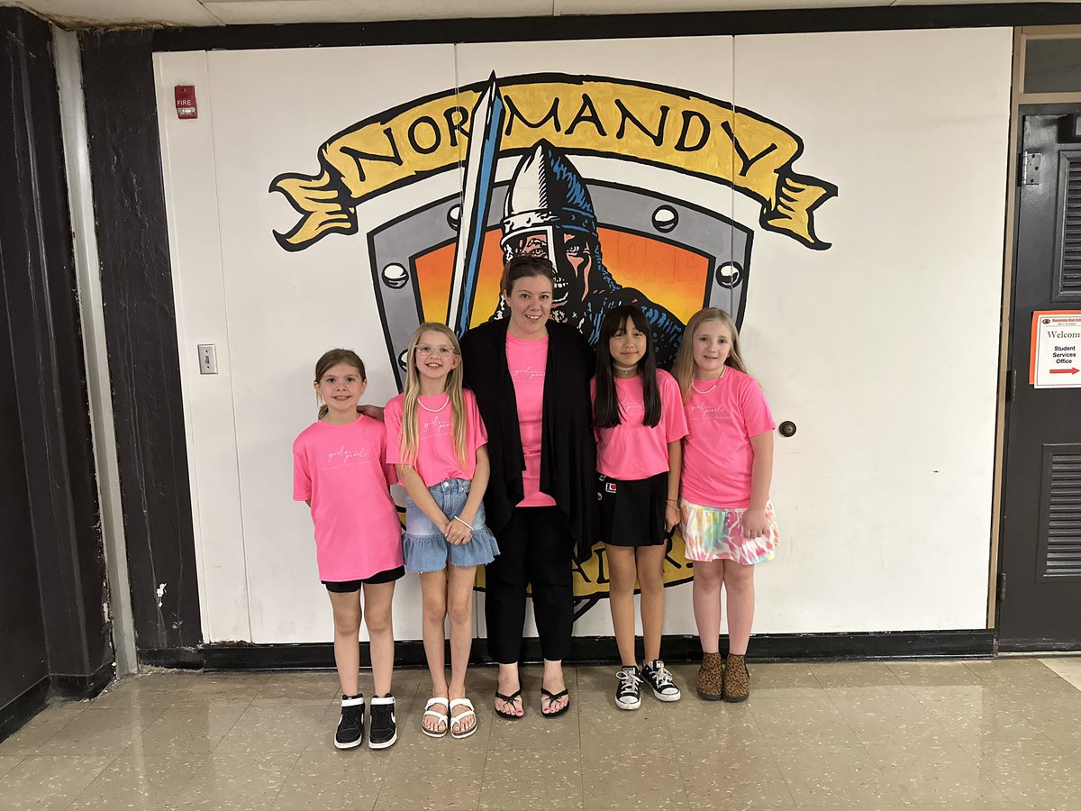 Thank you Dr. Smialek and board members for allowing our Girls with Pearls to start tonight’s meeting with the pledge of allegiance! Also, a special shoutout to Mrs. Grubb for going above and beyond to lead our program! 💕🎀