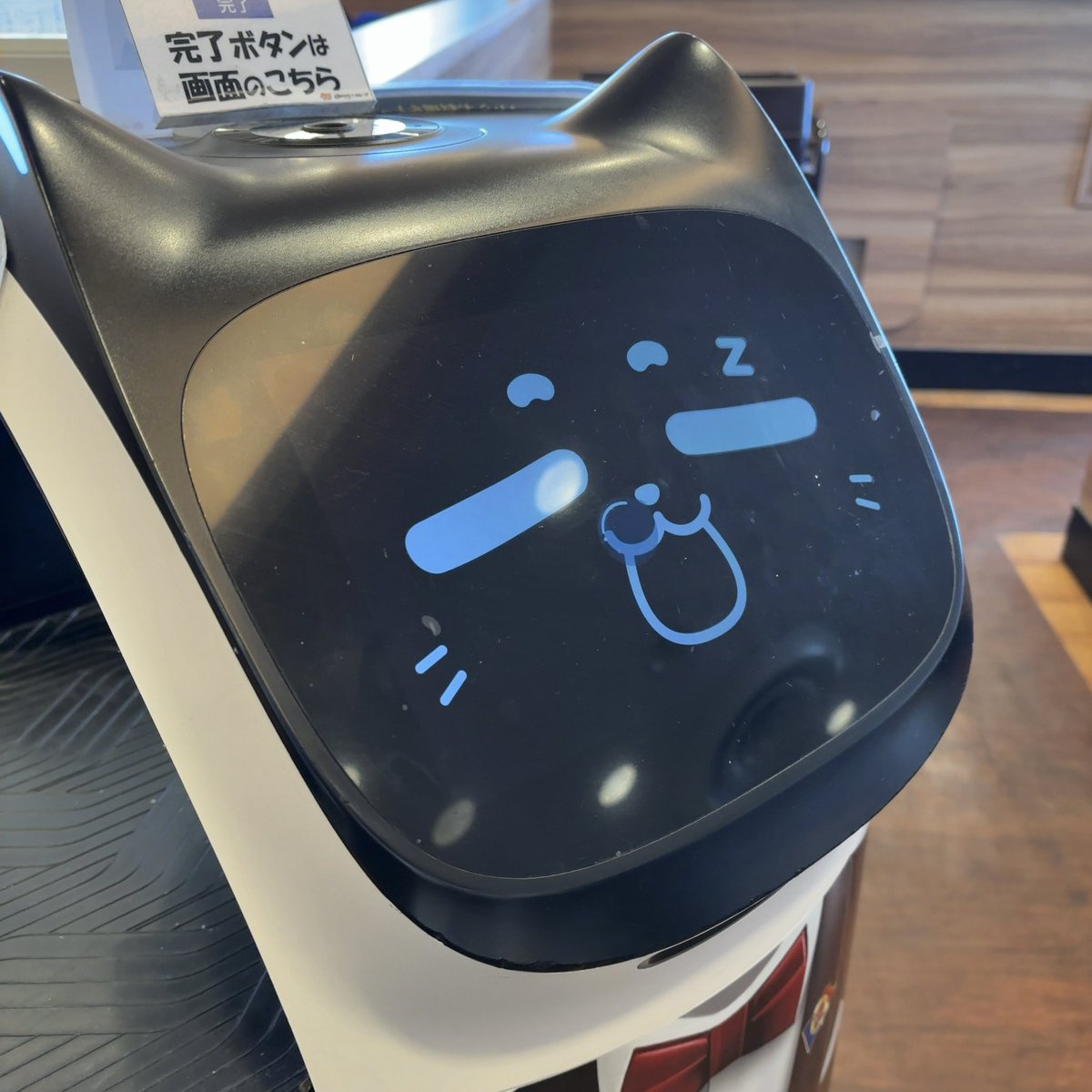 ガストのベラちゃん、

・通路で邪魔になることがある
・運ぶだけなので料理は客が取る必要がある
・ロボットが徘徊する店内は不気味になる恐れがある

といった配膳ロボが抱える諸々の問題を『ネコミミをつけて語尾をﾆｬﾝにすることで愛嬌を持たせる』って方法で解決してるの、ガチで天才だと思う。