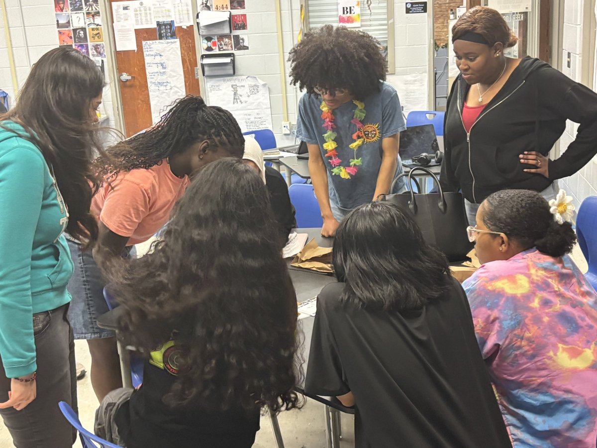 WLVN-News/TV (@wlvnnews) on Twitter photo These C/o ‘25 Seniors were focused on figuring out the clues during the Senior Scavenger Hunt! lol Fun times😆💙<a href="/LHSintheNews/">LaVergne High School</a> These C/o ‘25 Seniors were focused on figuring out the clues during the Senior Scavenger Hunt! lol Fun times😆💙<a href="/LHSintheNews/">LaVergne High School</a>
