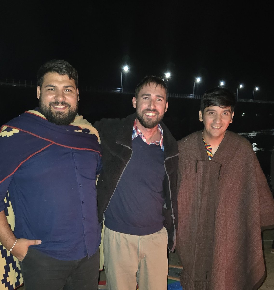 Celebrando la neuquinidad en Vista Alegre, en el  Parque Victoria, junto al Dique Ballester, en una fogata que nos reunió a jóvenes, migrantes y pueblos originarios 🔥🌲

#IdentidadNeuquina #Neuquinidad #Juventud #PuebloOriginario #Migrante #MarceloBerbel100Años