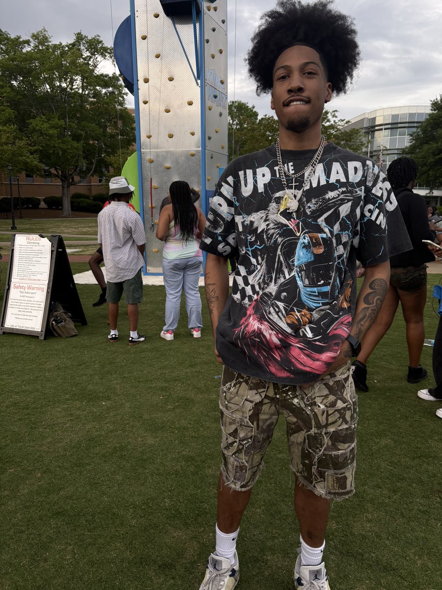 look good w da clothes on too 🙈