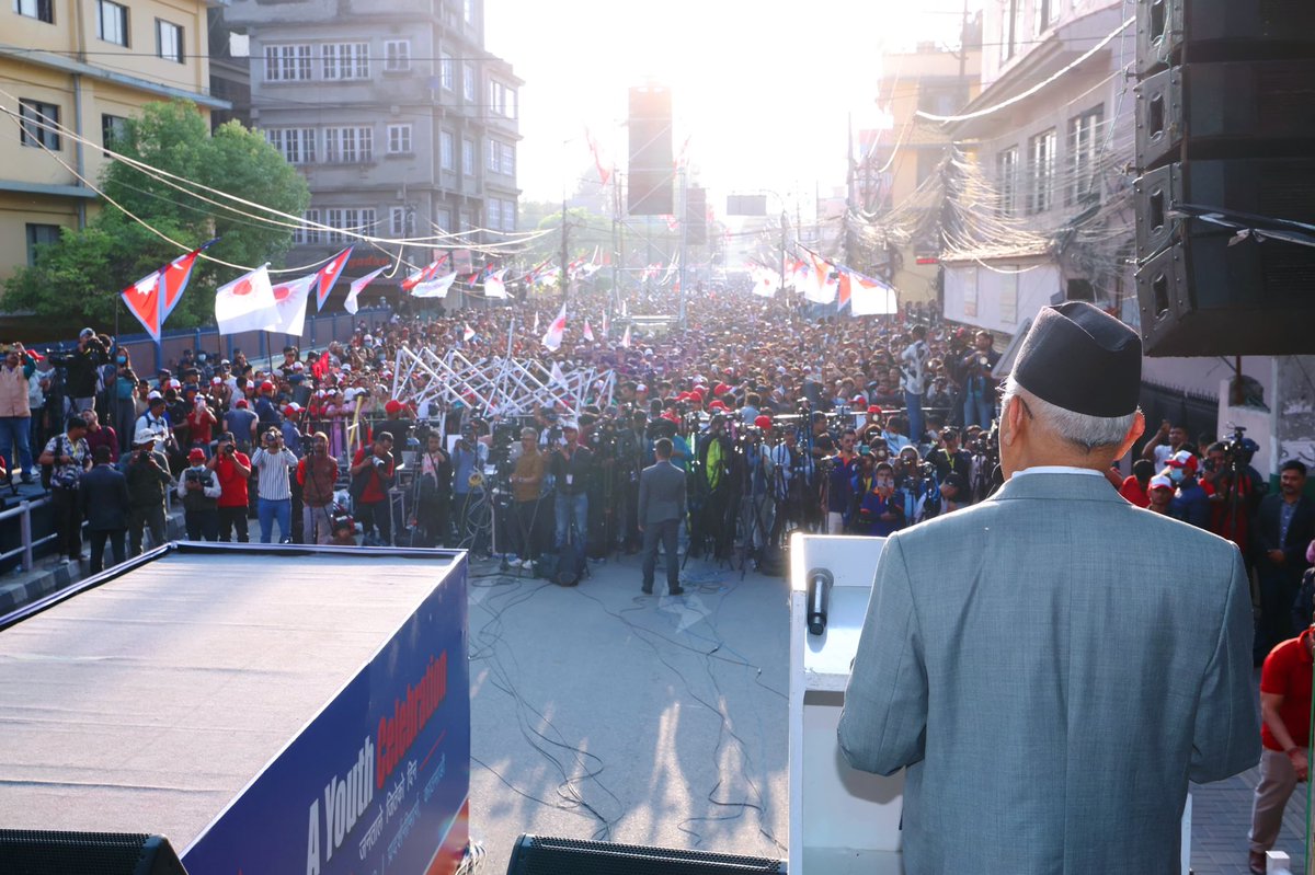 bishnurijal1's tweet photo. भव्य उपस्थितिः शानदार सभा 
लोकतन्त्र, नेकपा (एमाले) र अध्यक्ष कमरेड केपी शर्मा ओलीप्रति युवाहरूको भरोषाको प्रतिबिम्ब हिजो भृकुटीमण्डपमा प्रकट भएको छ । उपलब्धिलाई नज़रअन्दाज़ गरेर केही पनि भएन भन्ने र युवाहरूमा निराशा जगाउनेहरूलाई यस प्रदर्शनले जवाफ दिएको छ । https://t.co/H3NRP6gcro