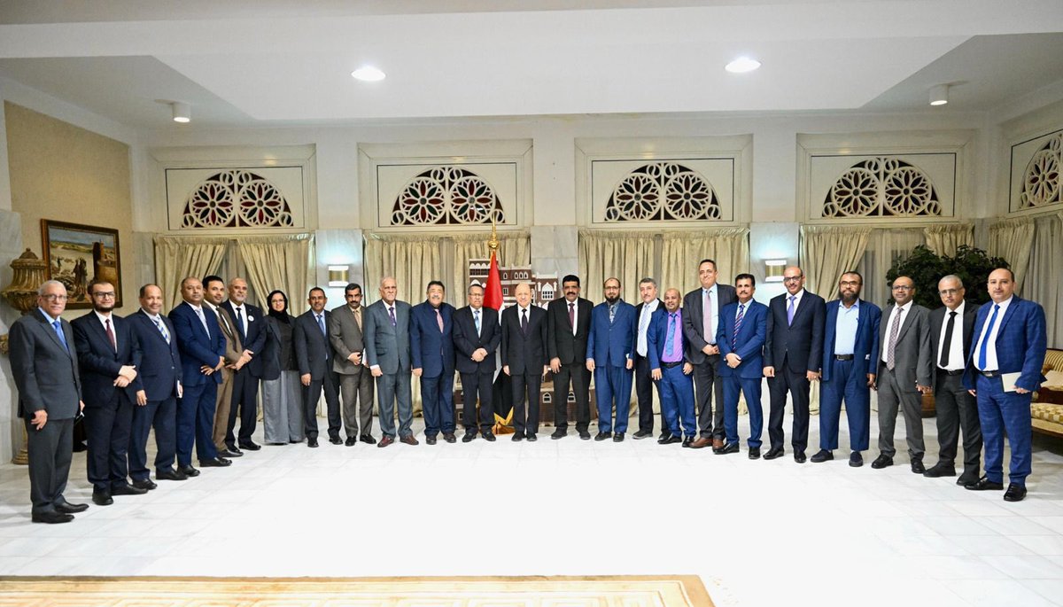 في لقائه بفخامة الرئيس التكتل الوطني للأحزاب والمكونات
السياسية : وحدة الموقف الوطني في مواجهة المليشيات الأرهابية الحوثية ولخلق النموذج الوطني للدولة والمؤسسة تعزيزاً لحياة كريمة آمنة ومستقرة للوطن والمواطن .