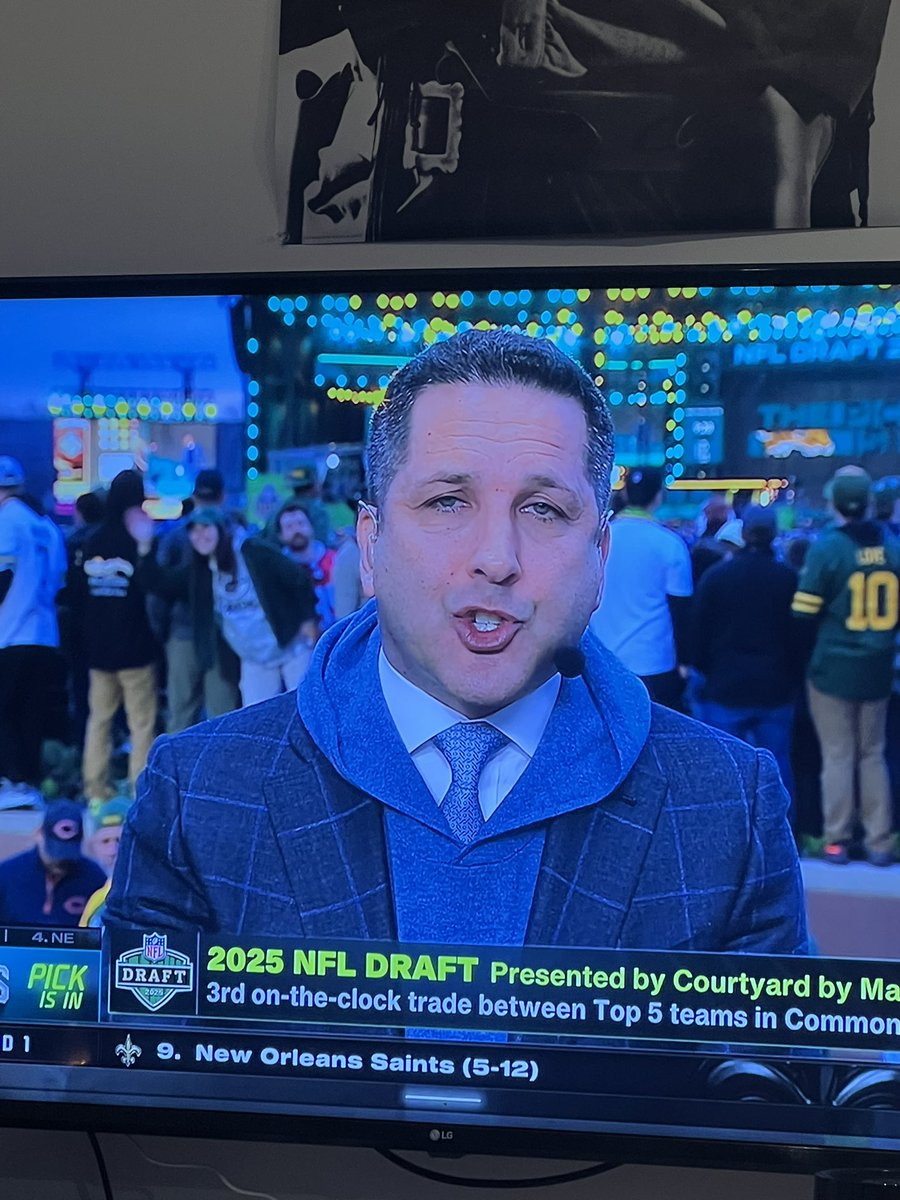 ChevyShores's tweet photo. Nice hoodie dipshit https://t.co/1OVrNdWemY
