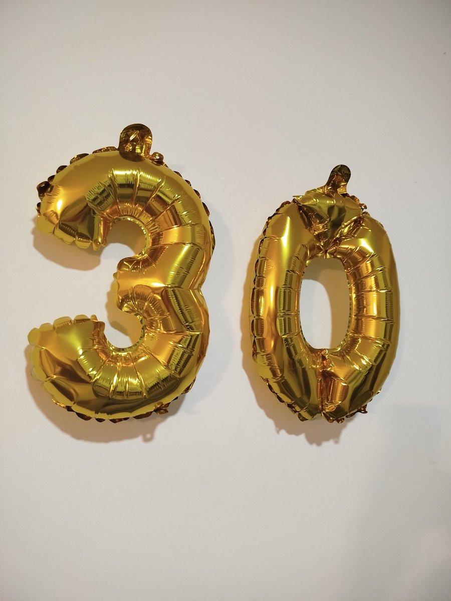 Cumplir 30 años de vida es una catástrofe sin comparación, aún así, hacerlo acompañado de mi familia, amigos, compañeros de trabajo, alumnos y gente cercana que se tomó un segundo para saludarme lo transformó en un verdadero y emotivo placer.