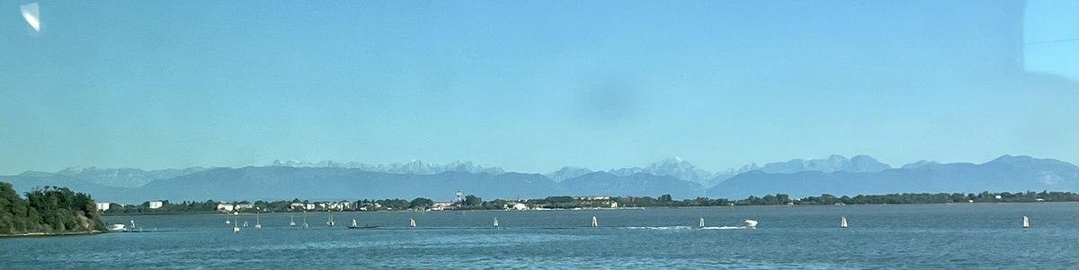 Guten Morgen ihr da draußen in der wilden weiten Welt. Und an klaren Tagen lassen die Alpen sich sehen.
