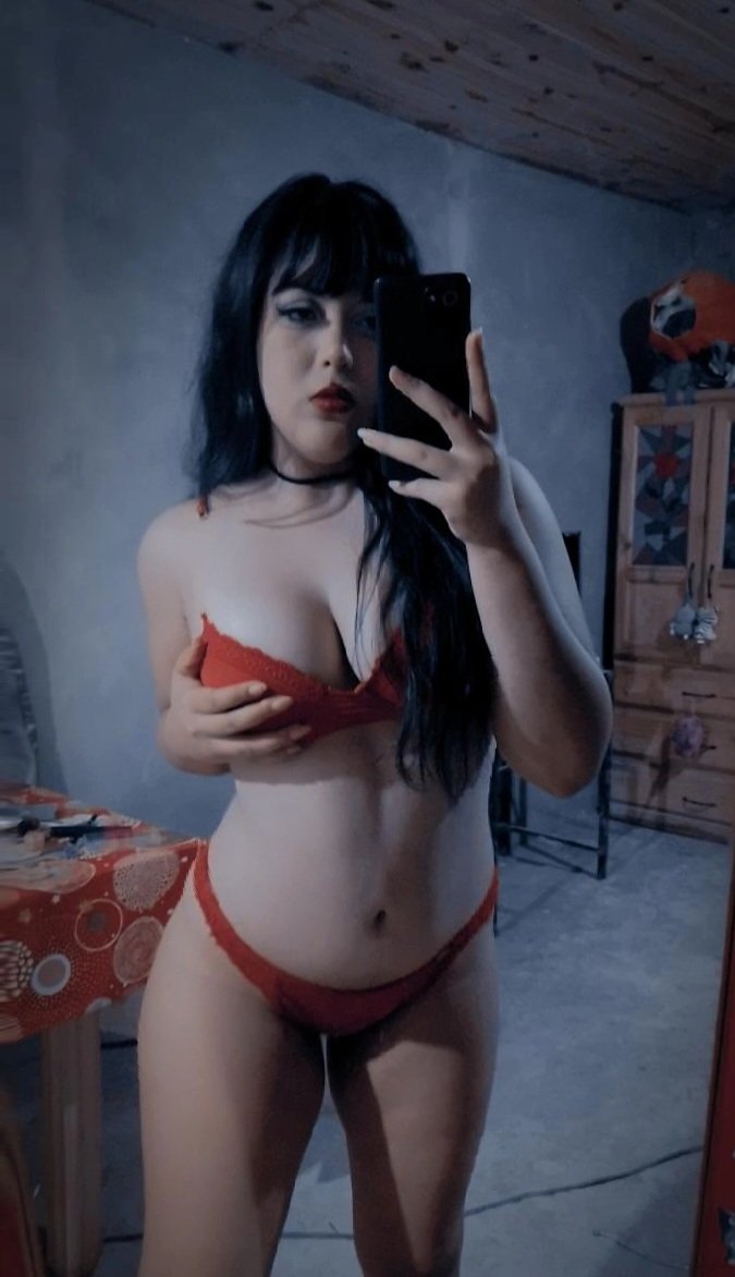 MeiTachibana010's tweet photo. Me iba a sacar unas fotos y la tira del corpiño no soporto JAJAJA https://t.co/LhomB1tNHZ