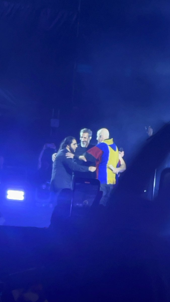 Hermanos no puedo creer que vimos a System Of a Down en vivo… que locura, que hermosura y que caricia al corazón recordar nuestros momentos de infancia