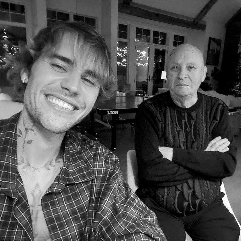 Com pesar, nos despedimos de Bruce Dale, avô materno de Justin Bieber.

Sempre presente, foi fonte de amor e apoio na infância e no início da carreira do neto. Sua dedicação e carinho deixaram marcas profundas. Que sua memória traga conforto à família. Descanse em paz, Bruce.