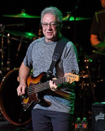 RockOthers's tweet photo. #AlmanaccoRock by @FabioLisci
#OnThisDay #stucook #CCR 
25 aprile 1945 – Nasce Stu Cook, bassista dei Creedence Clearwater Revival

A Oakland, California, nasce Stu Cook, bassista e membro fondatore dei Creedence Clearwater Revival. Insieme a John Fogerty, Doug Clifford e Tom Fogerty, dà vita a una delle band più iconiche del rock americano tra la fine degli anni ’60 e l’inizio dei ’70. Il suo basso solido e incisivo sostiene classici come Fortunate Son, Bad Moon Rising e Proud Mary. Dopo lo scioglimento dei CCR, Cook continua la sua attività musicale con progetti come i Southern Pacific e i Creedence Clearwater Revisited.