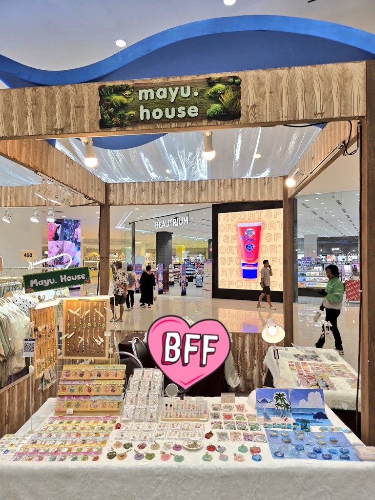 Mayu_dot_House's tweet photo. มายูมาออกบูธที่ลานกลางห้าง ซีคอนบางแค

กับอีเว้นท์งาน 12,000 FEET DEEP ณ สุดพื้นบาดาล
24-30 เมษานี้　อยู่ยาวๆ 7 วัน
พร้อมกับสินค้าพิเศษ Ocean Collection แวะมาหากันได้น๊า 💞

#12000FEETDEEPณสุดพื้นบาดาล 
#TheMultiverse #ตลาดนัดงานอาร์ต https://t.co/7eonGGqEyR